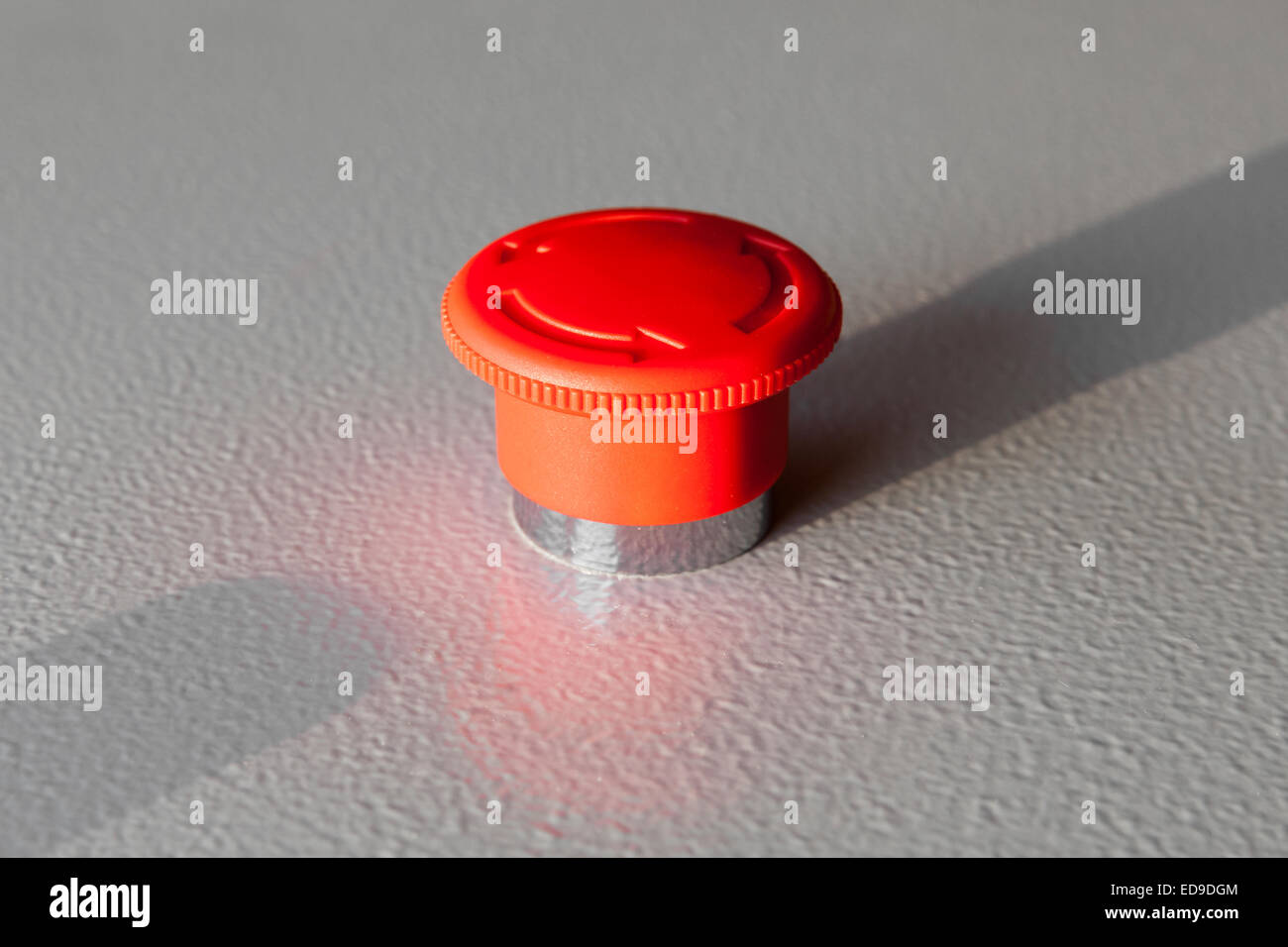 Roten Not-Aus Schalter industrielle Rückstelltaste auf grauen Stahlverkleidung Stockfoto