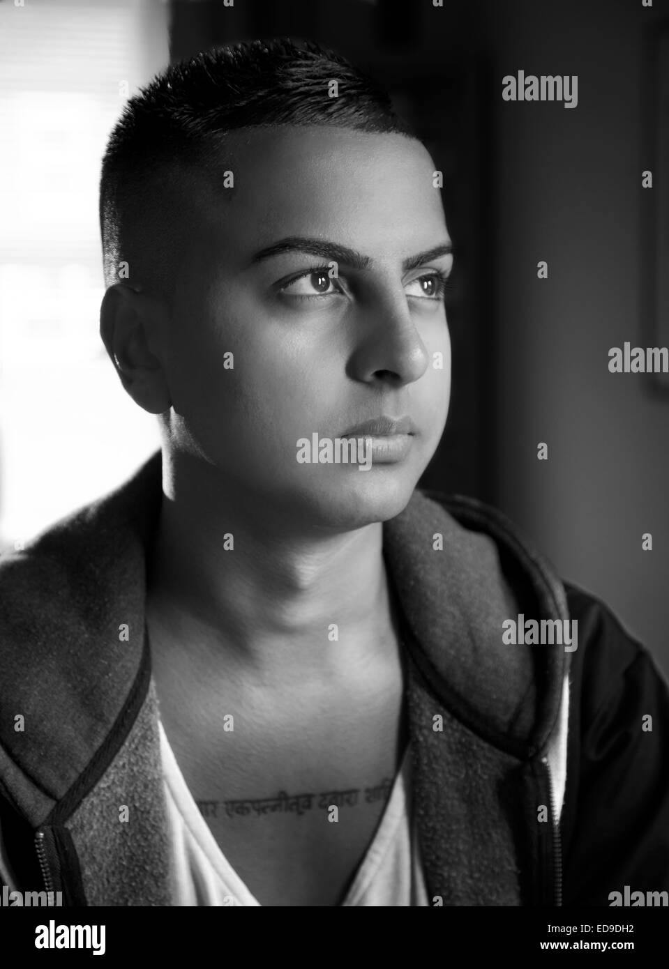 Junge asiatische Typ Blick aus einem Fenster, England Stockfoto