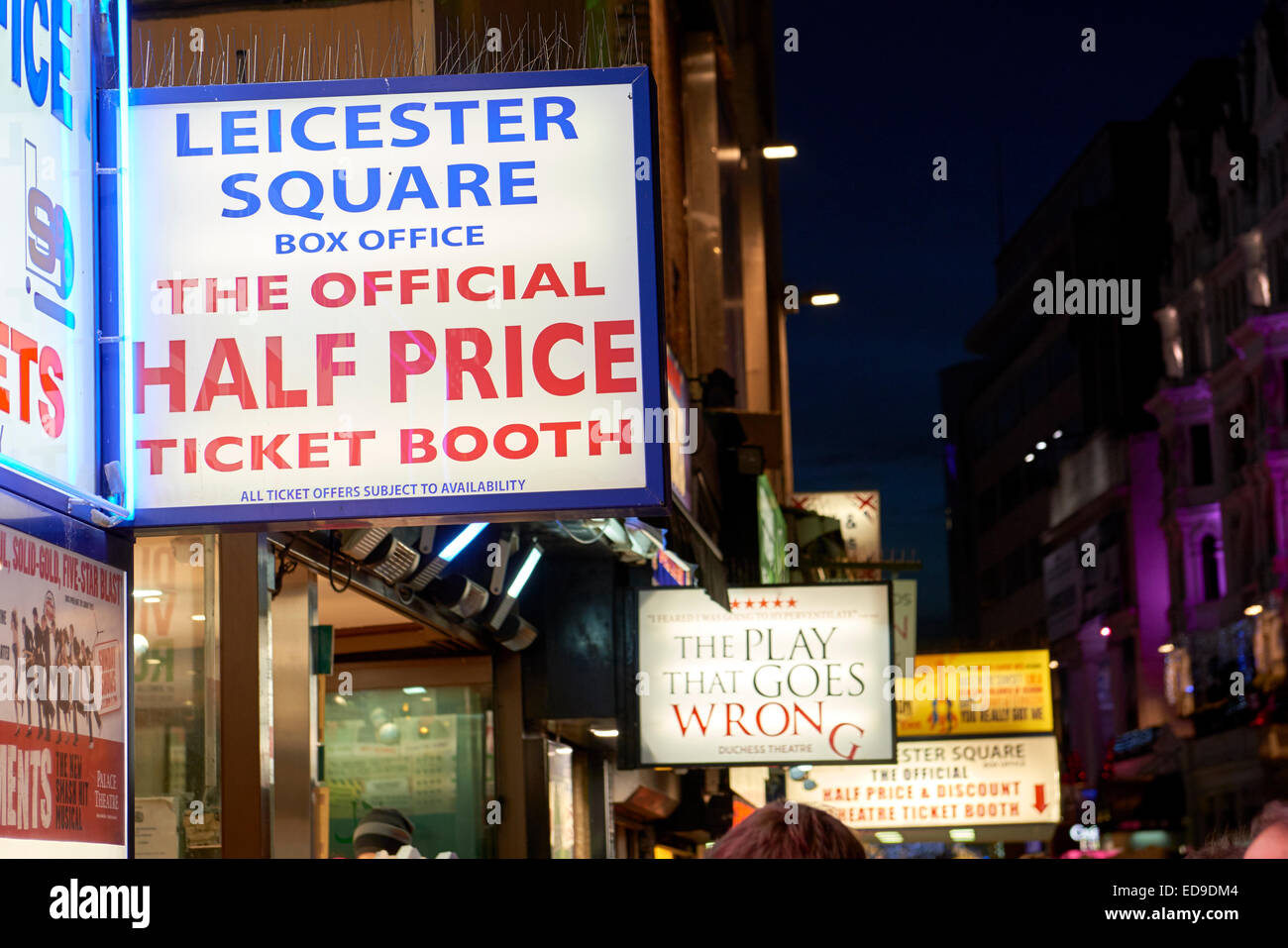 LONDON, UK - 02. Januar: Detail des halben Preis Theater Ticket Stände Neon Banner am Leicester Square. 2. Januar 2015 in London Stockfoto