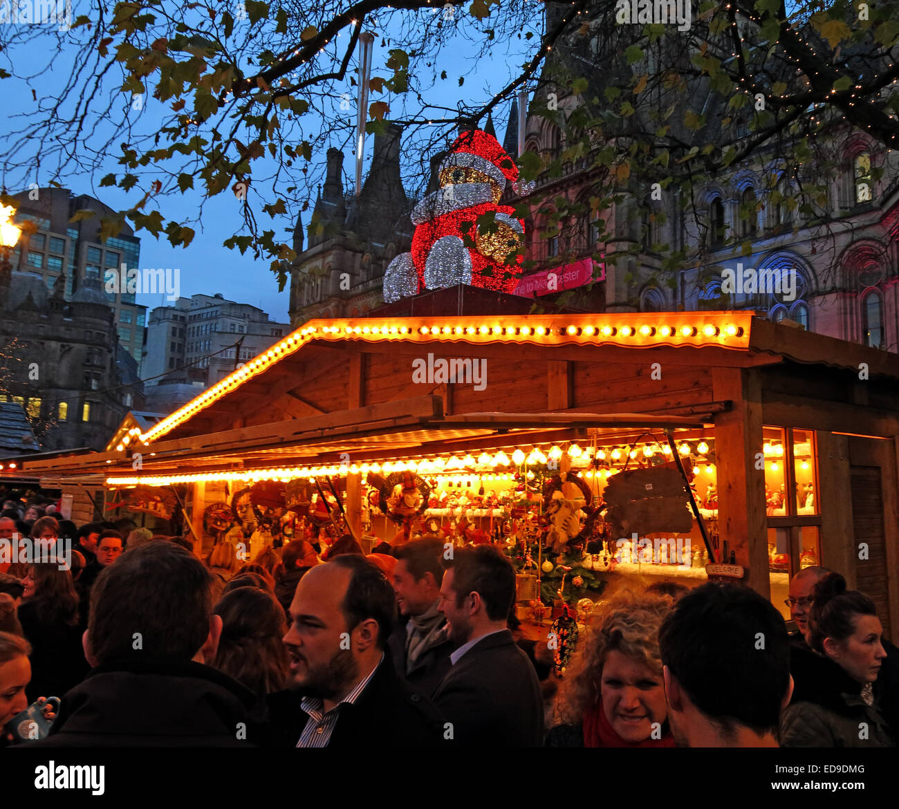 Manchester City FC Xmas-deutsche Märkte Nov/Dez, England, UK in der Abenddämmerung, Santa am Rathaus Stockfoto