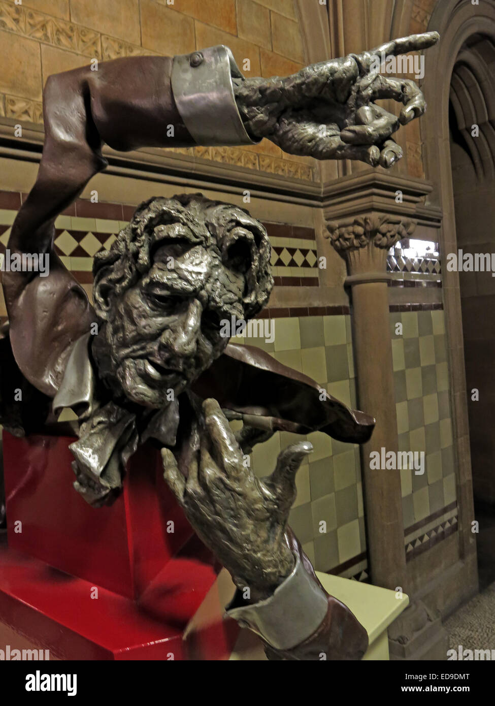 Seite Ansicht von John Barbirolli Statue Kunst im Rathaus von Manchester, Lancashire, England, UK Stockfoto