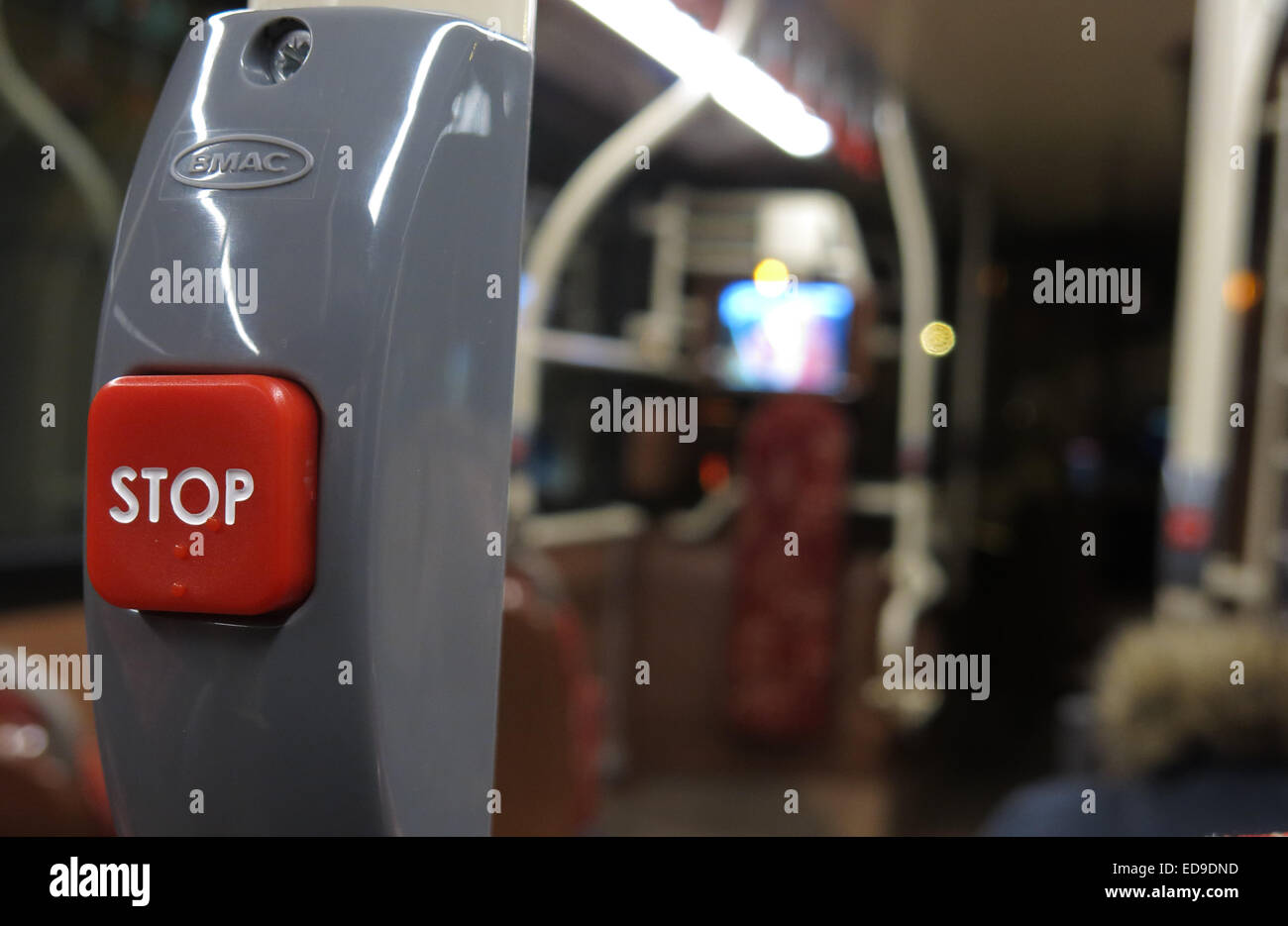 Rote Stop-Taste auf einen öffentlichen Bus, Lothian Schottland unscharf (mit Braille-Schrift) in der Nacht Stockfoto