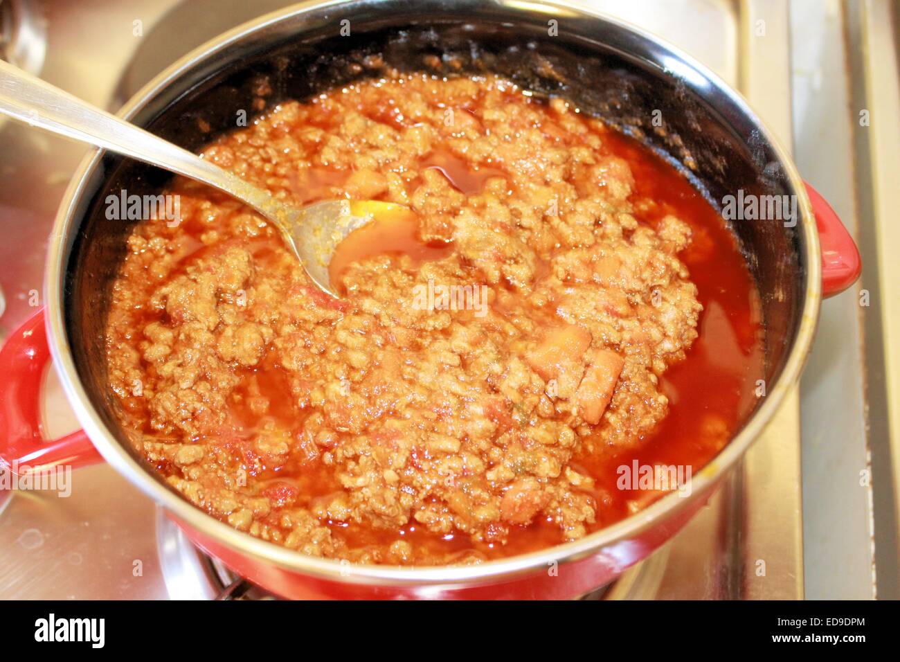 Bolognese-Sauce in der Pfanne Kochen Stockfoto