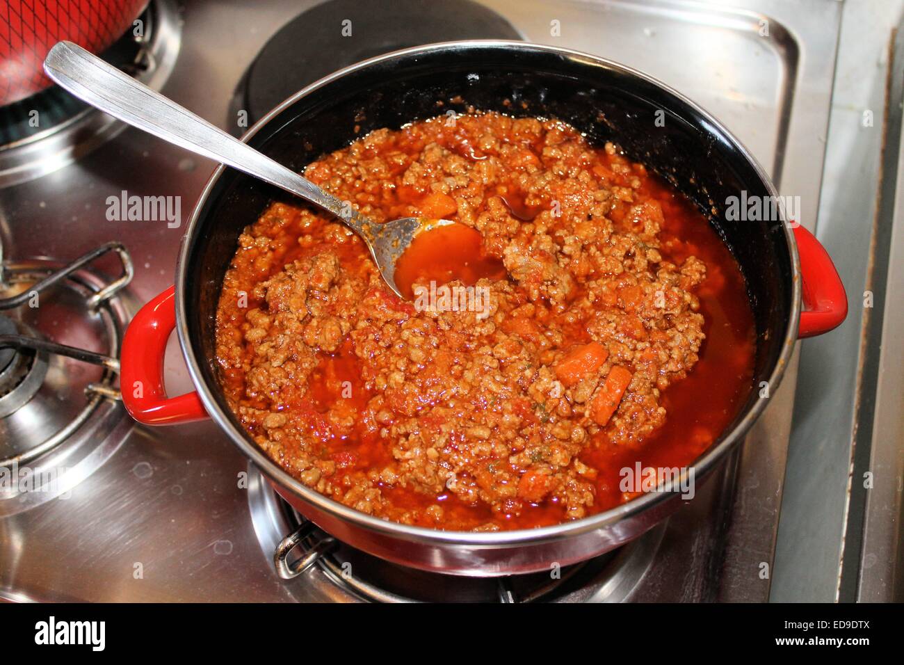 Bolognese-Sauce in der Pfanne Kochen Stockfoto