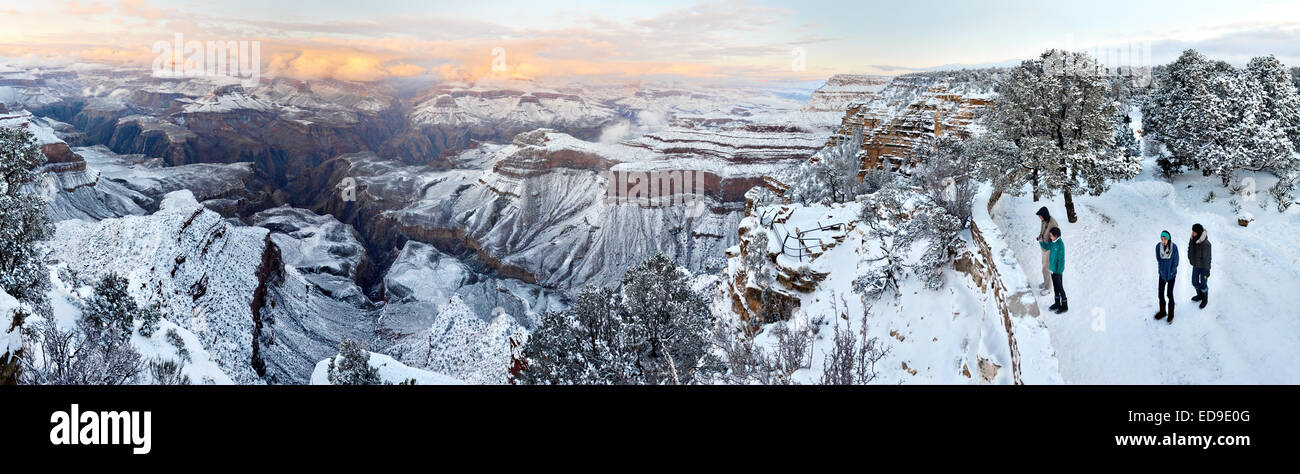 Panoramablick auf Schnee Beschichtung den South Rim des Grand Canyon bei Sonnenuntergang von Yavapai Point Januar 2, 2015 Grand Canyon Village, AZ. Stockfoto