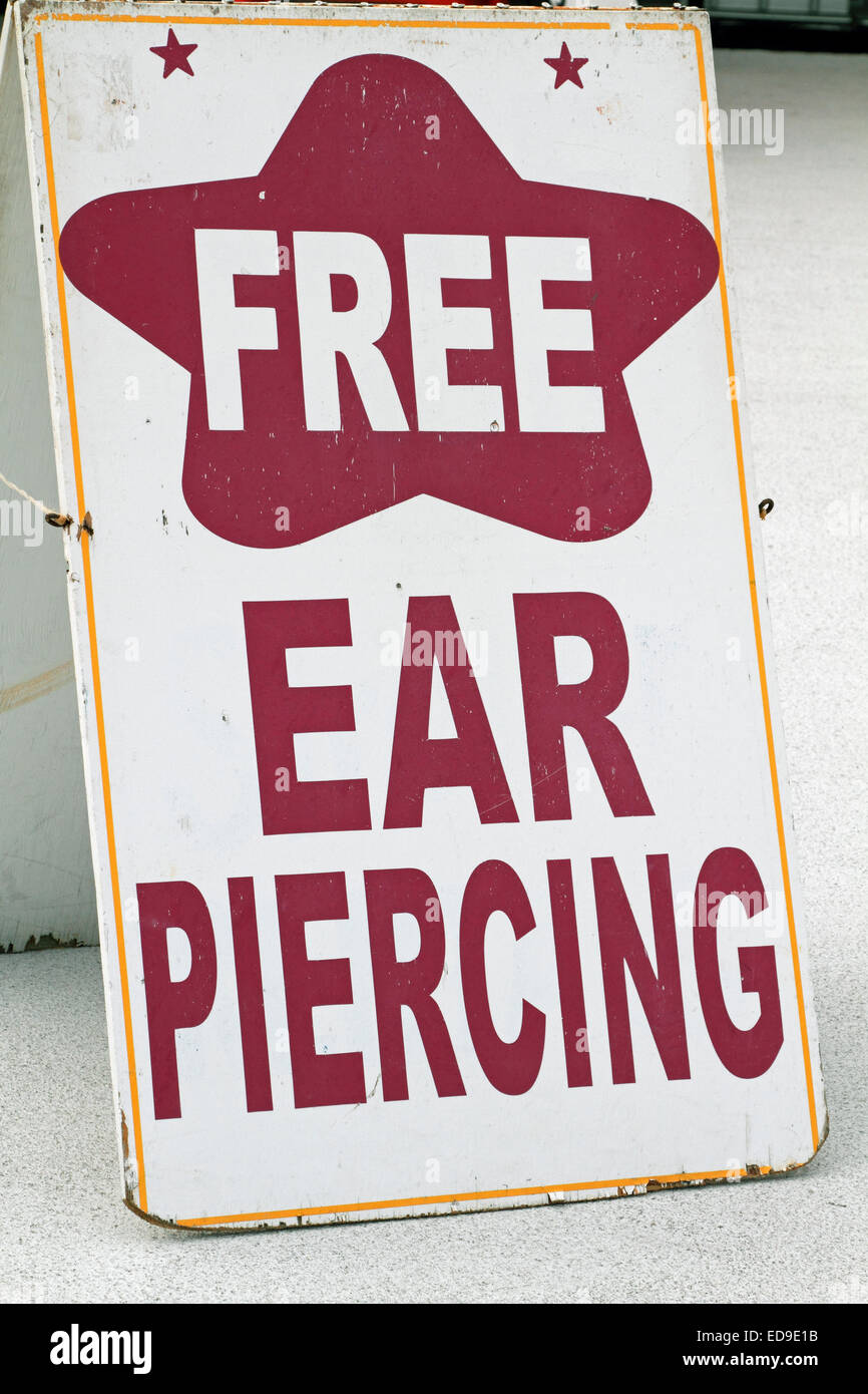 Ohr Piercing Schild an der Promenade. Wildwood, New Jersey, USA Stockfoto