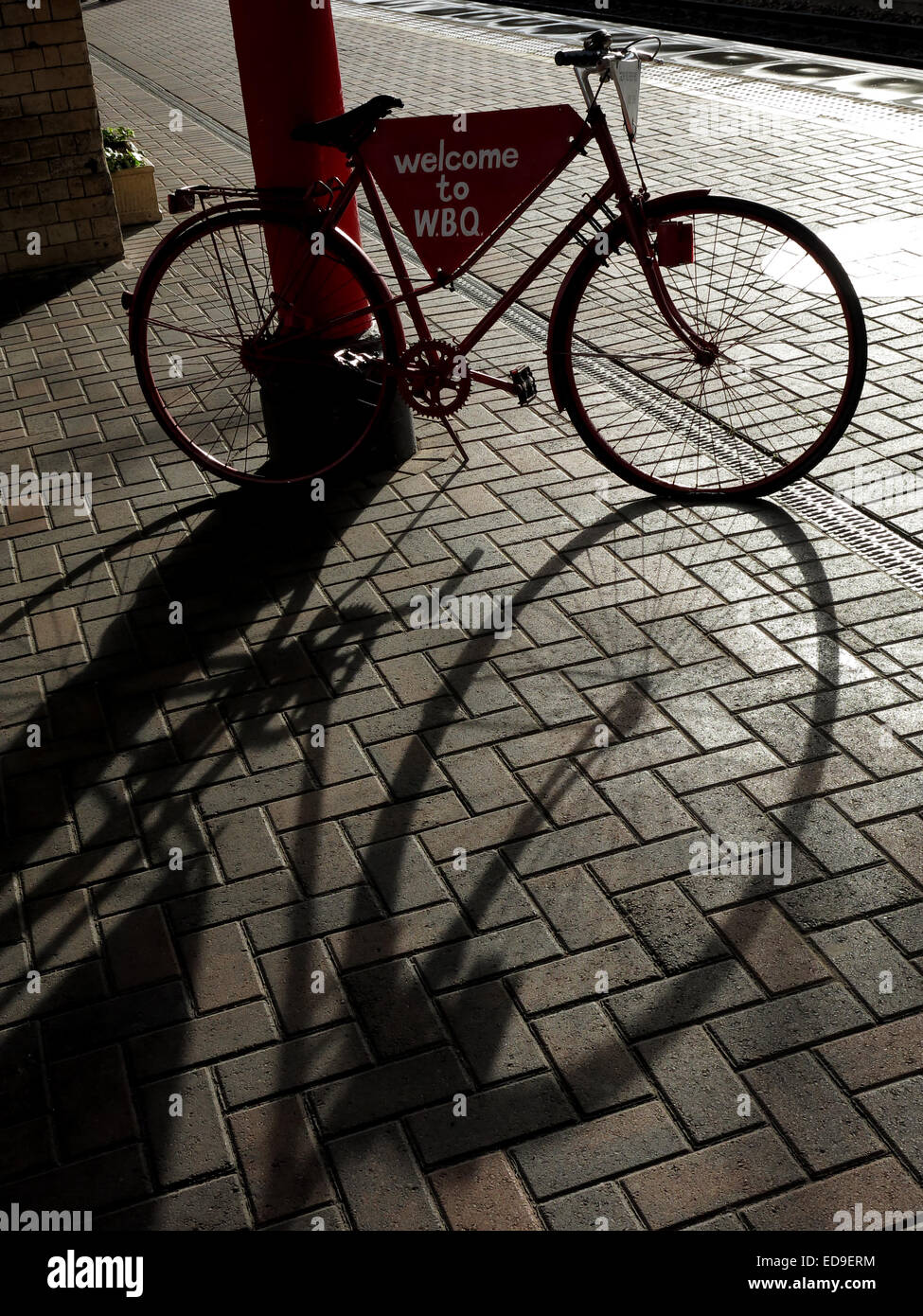 Willkommen Sie bei Warrington Bank Quay Bahnhof, Cheshire, England UK Bike im Schatten Stockfoto