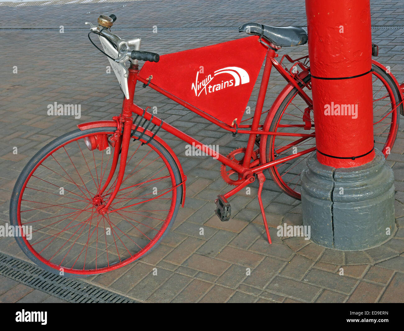 Willkommen im Bahnhof Warrington Bank Quay, Cheshire, England UK rotes Fahrrad Stockfoto