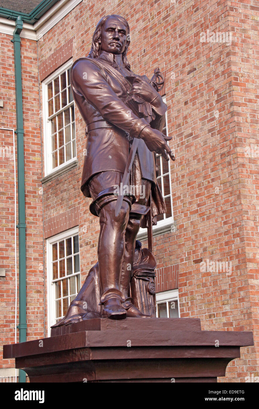 Oliver Cromwell Statue, steht inmitten der Warrington Akademie (Guardian) in Warrington, Cheshire, England, UK Stockfoto