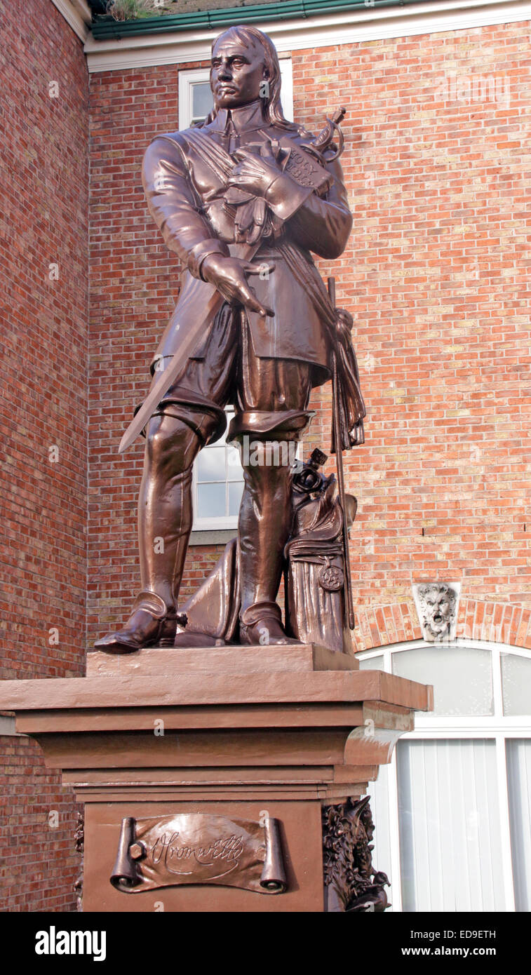 Oliver Cromwell Statue, steht inmitten der Warrington Akademie (Guardian) in Warrington, Cheshire, England, UK Stockfoto