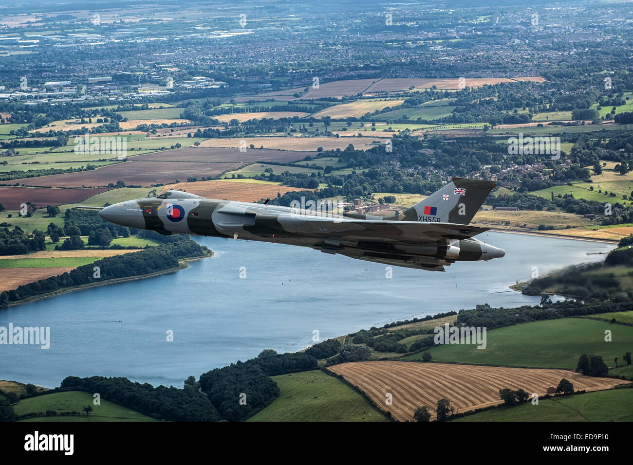 Die einzige fliegende Avro Vulcan Bomber in der Welt gesehen hier 2000ft über Pitsford Reservoir, Northamptonshire. Stockfoto