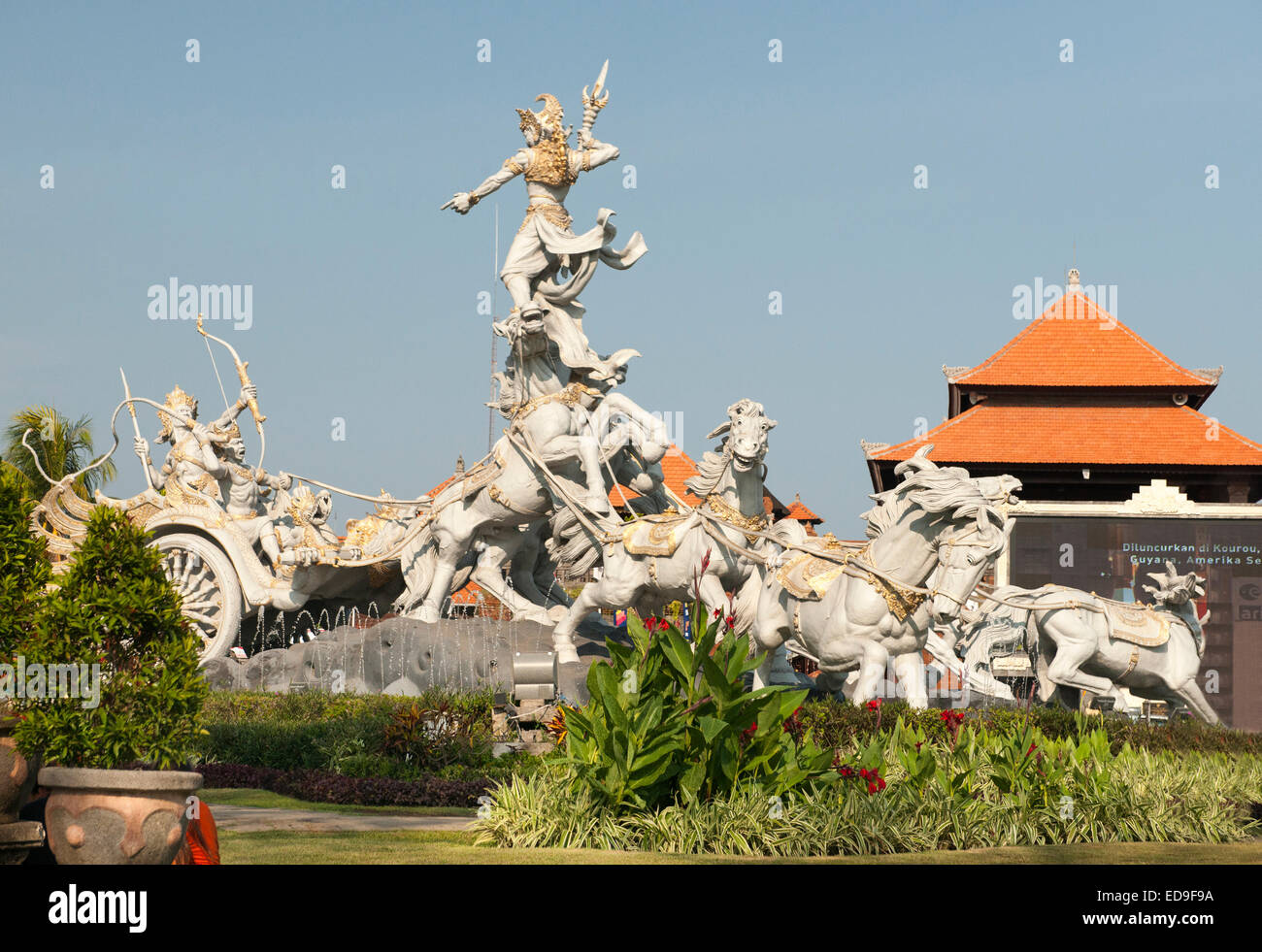 Der fliegende Ritter Skulptur am Eingang zum Flughafen Bali in Indonesien. Stockfoto