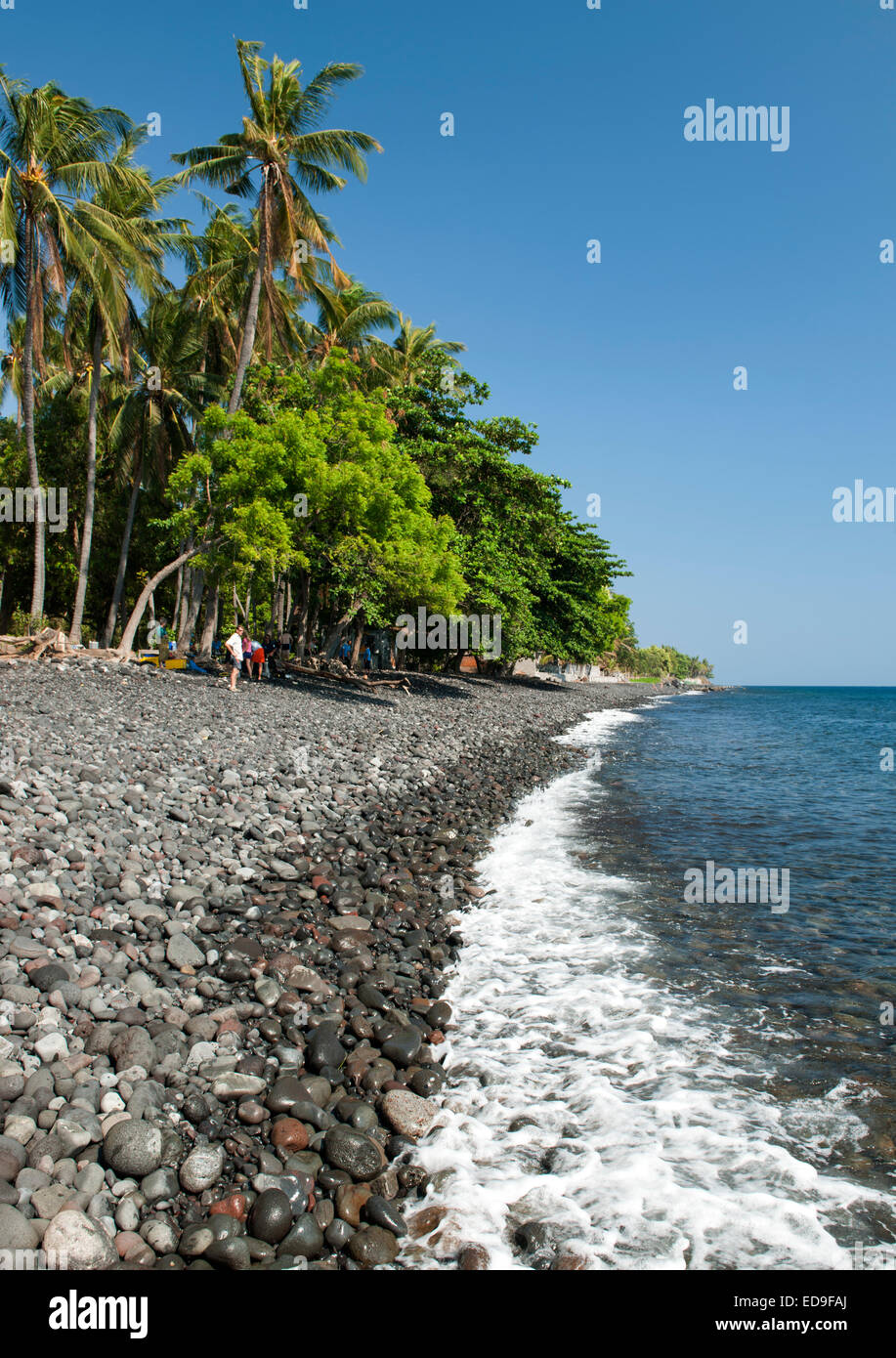 Der felsige Strand von Tulamben in der Nähe von Amed an der nordöstlichen Küste von Bali, Indonesien. Stockfoto