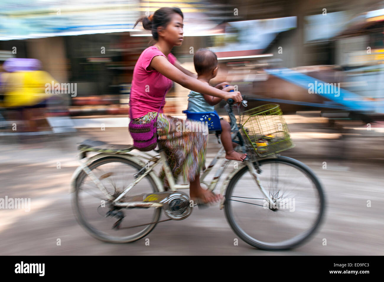 Frau und Kind auf dem Fahrrad auf der Insel Gili Air, Indonesien. Stockfoto