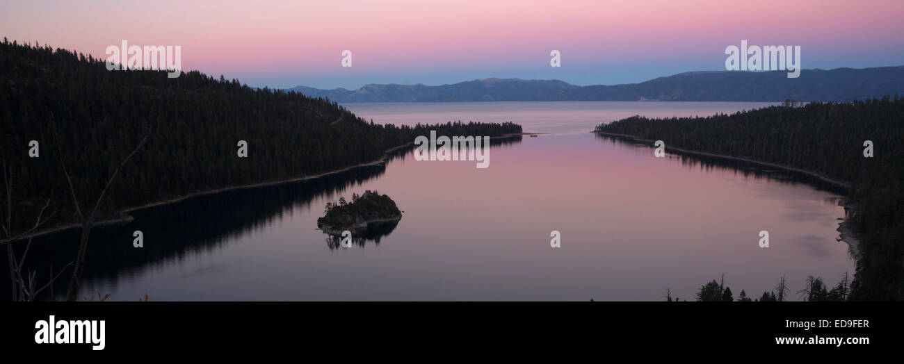 Die Sonne ist untergegangen, so dass violette mutted Reflexen auf Emerald Bay Stockfoto