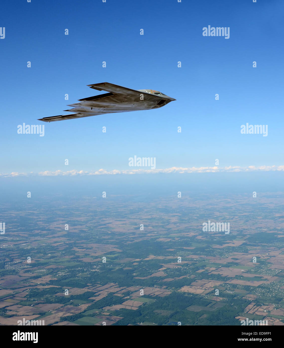 State Of The Art b-2 Stealth Bomber fliegen in großer Höhe Stockfoto