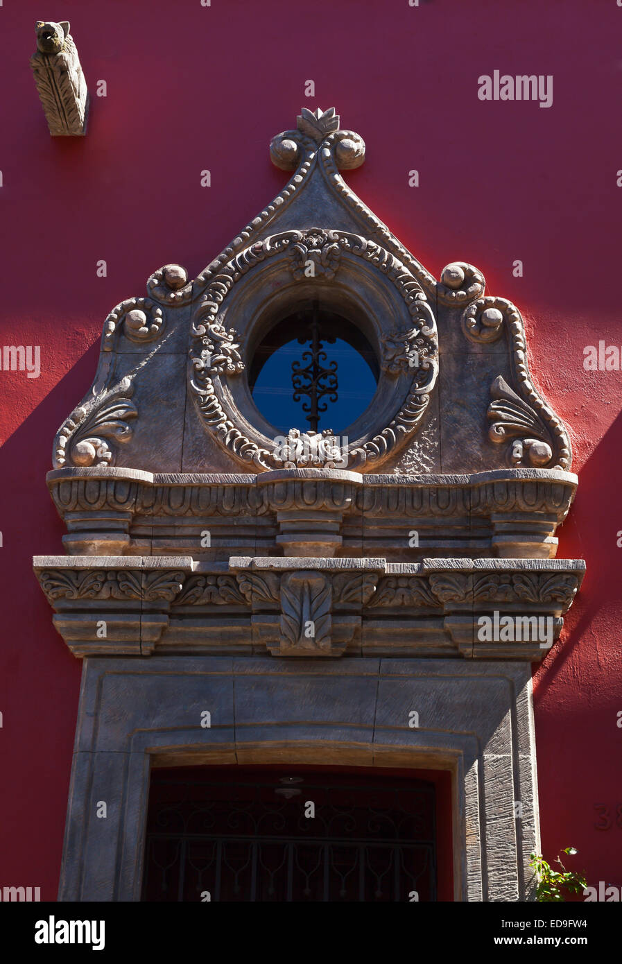 Aufwendige Sturz über einer Tür - SAN MIGUEL DE ALLENDE, Mexiko Stockfoto