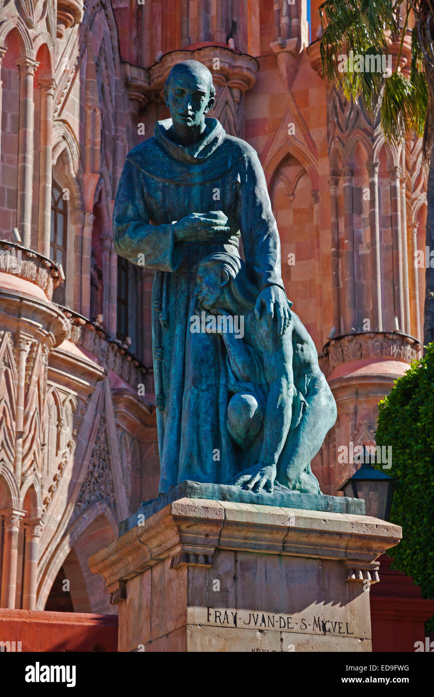 Statue von Saint Miguel Hidalgo vor der PARROQUIA, die größte katholische Kathedrale in SAN MIGUEL DE ALLENDE, Mexiko Stockfoto