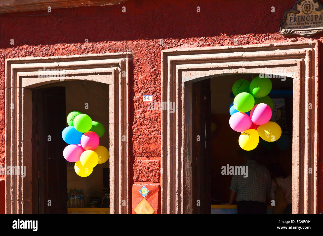 Ballons in steinernen Türen - SAN MIGUEL DE ALLENDE, Mexiko Stockfoto