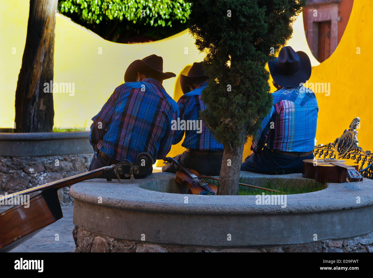 COWBOY-Musiker spielen traditionelle Lieder für ein paar Pesos - SAN MIGUEL DE ALLENDE, Mexiko Stockfoto
