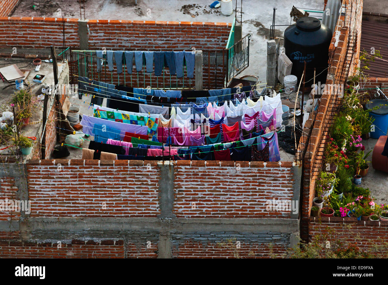 Wäsche trocknet in einer Verbindung aus einer Ballonfahrt angeboten von Coyote Adventures - SAN MIGUEL DE ALLENDE, Mexiko Stockfoto