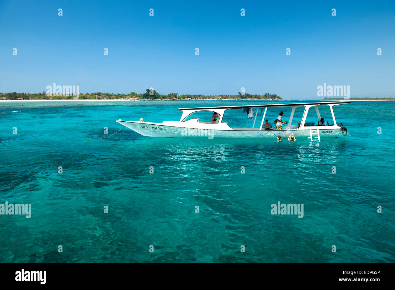 Touristenboot mit Schnorchler vor der Küste von Gili Air Insel in Indonesien. Stockfoto