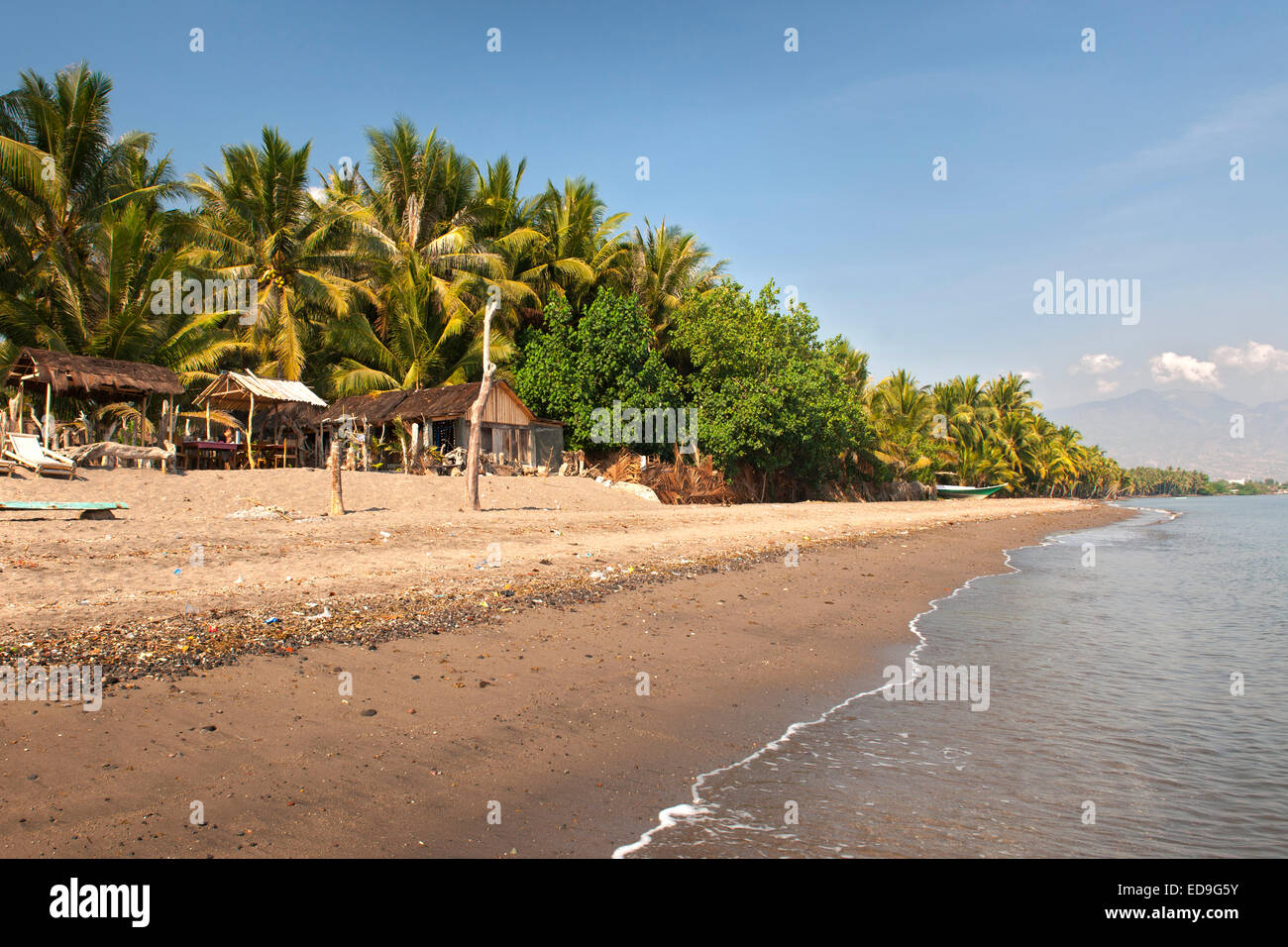 Blick entlang der Strand von Maumere auf der Insel Flores, Indonesien. Stockfoto