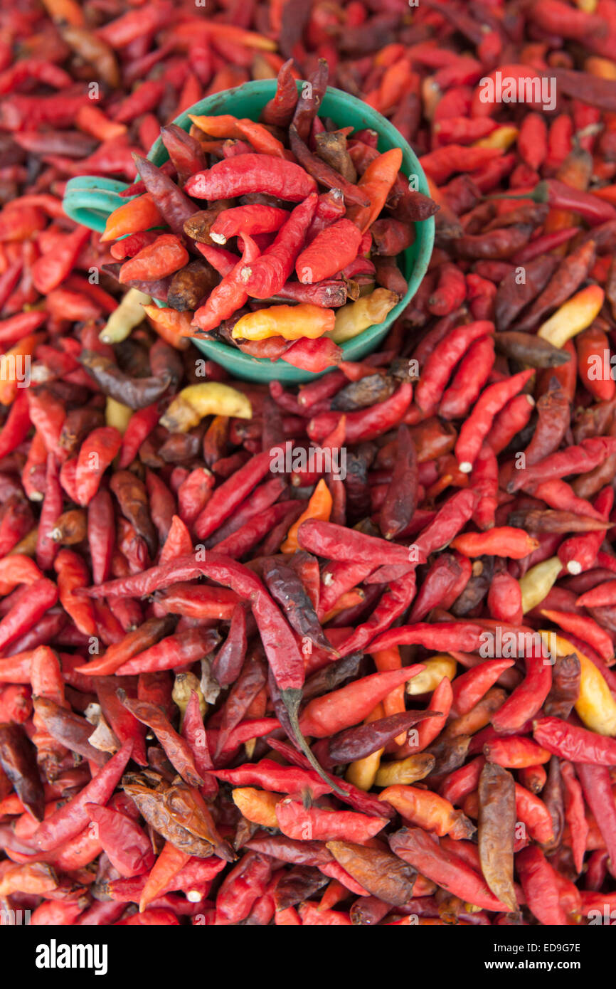 Chilis zum Verkauf auf dem Markt der Wuring Fischerdorf in der Nähe von Maumere auf der Insel Flores, Indonesien. Stockfoto
