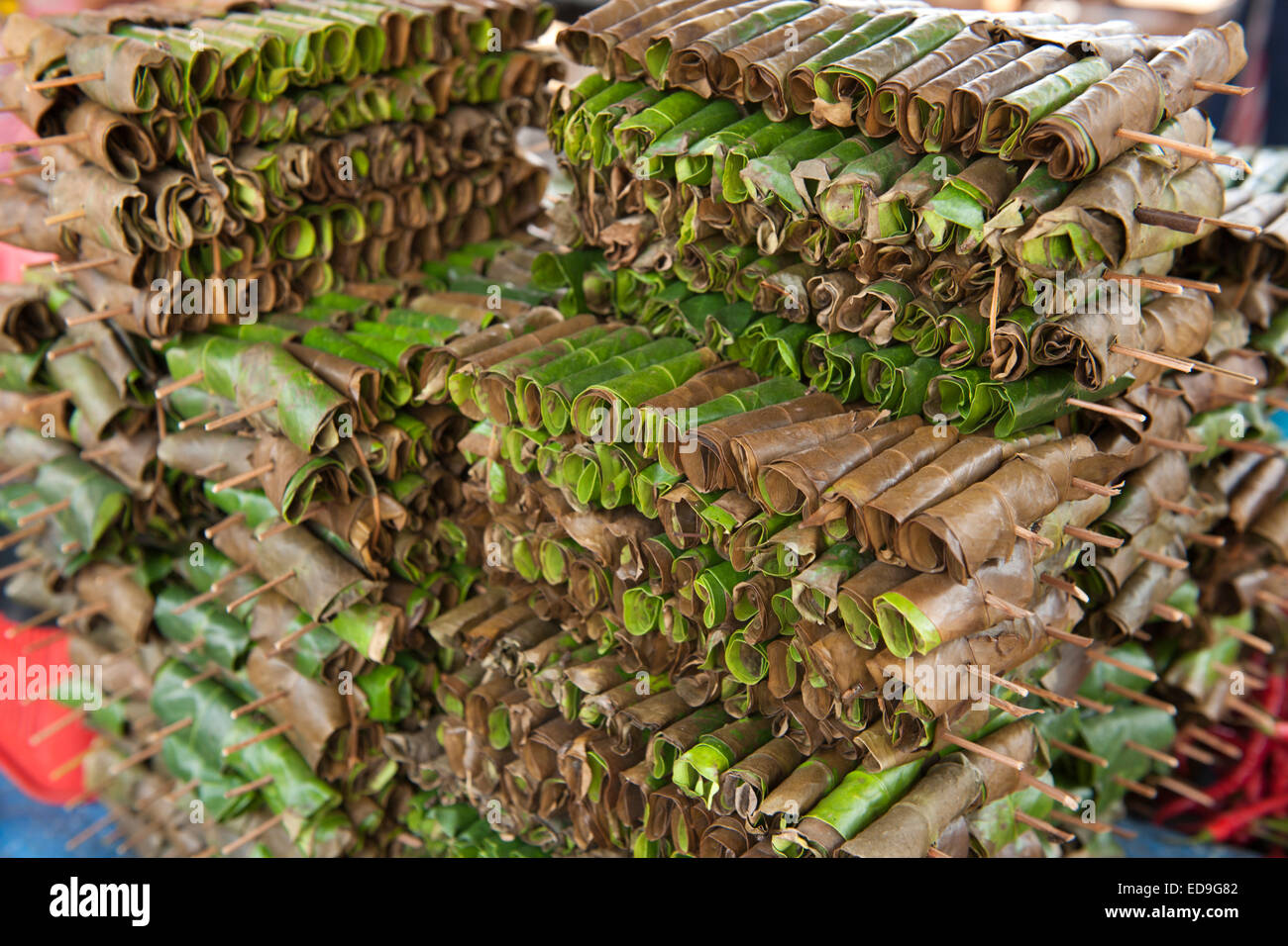 Nicht identifizierte gerollte Blätter zum Verkauf auf dem Markt der Wuring Fischerdorf in der Nähe von Maumere auf der Insel Flores, Indonesien. Stockfoto