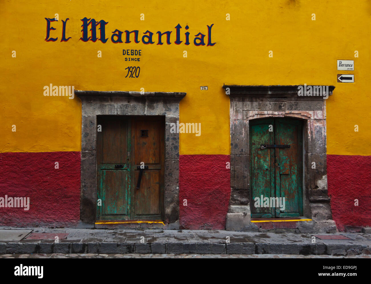 Zwei Eingänge - SAN MIGUEL DE ALLENDE, Mexiko Stockfoto