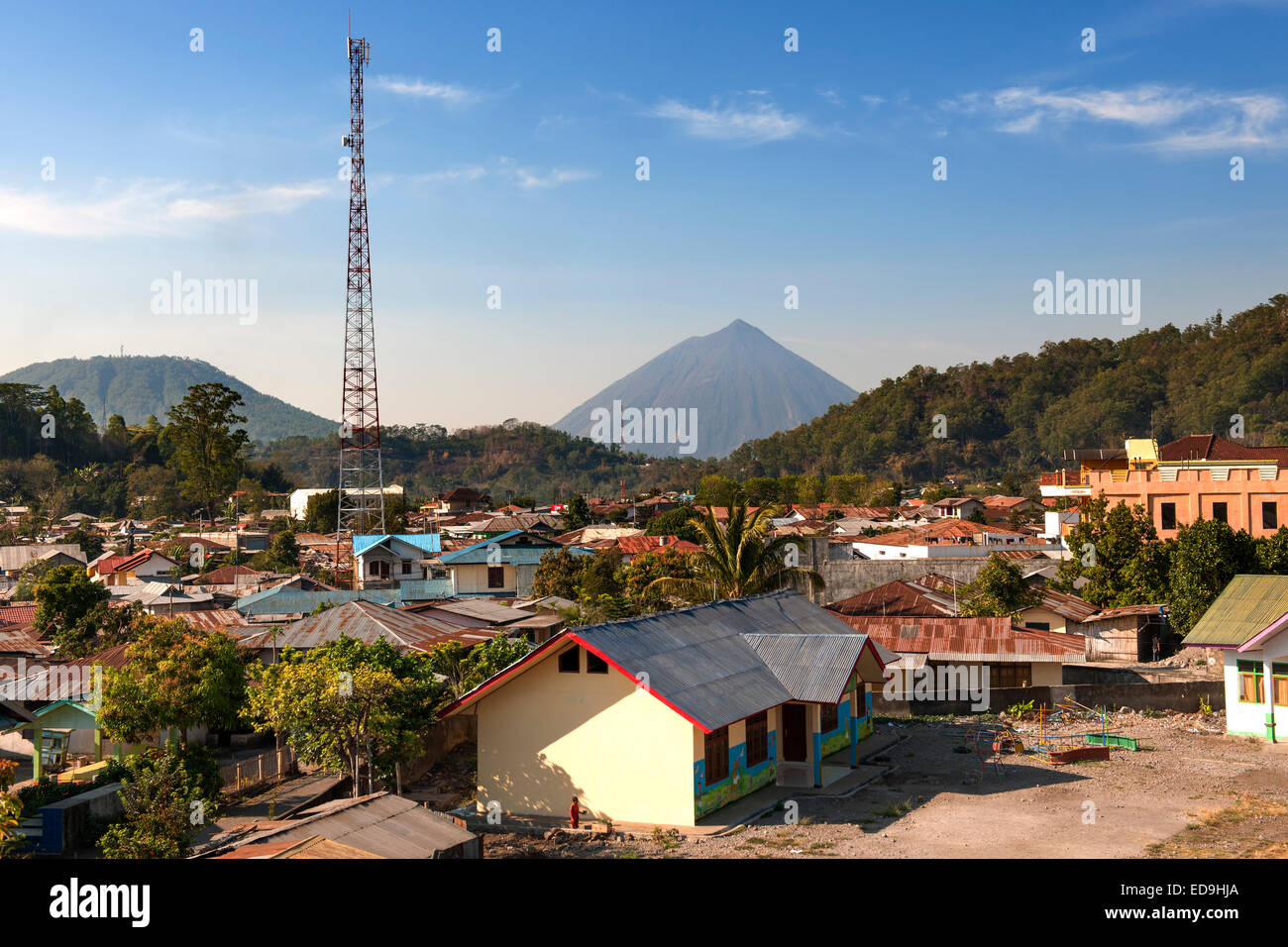 Die Stadt von Bajawa und Mount Inerie Vulkan auf Flores Insel, Ost-Nusa Tenggara, Indonesien. Stockfoto