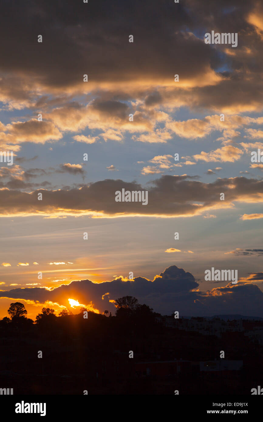 Einen herrlichen Sonnenuntergang über der historischen Stadt von SAN MIGUEL DE ALLENDE - Mexiko Stockfoto