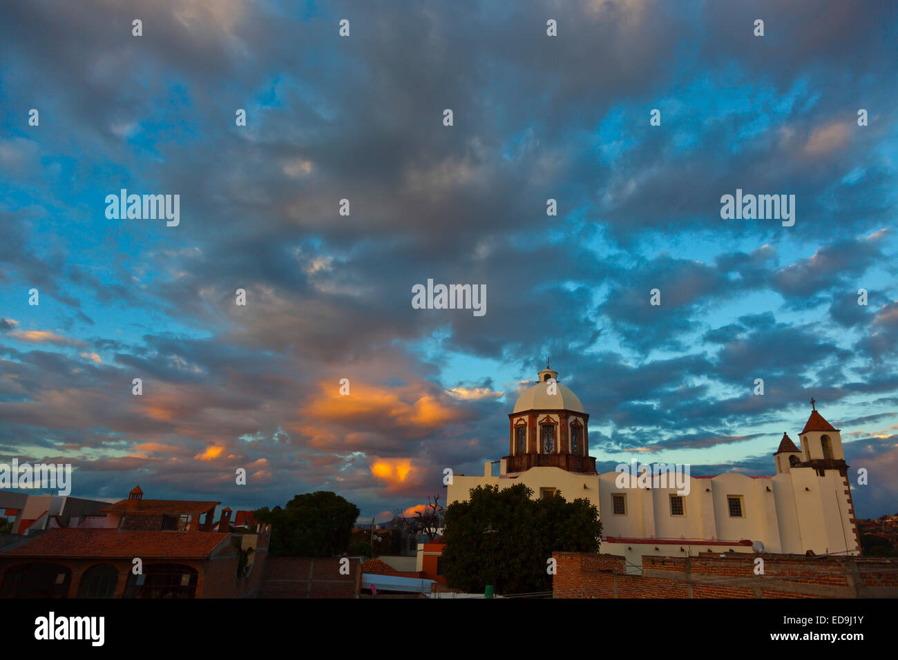 Einen herrlichen Sonnenuntergang über der Kirche SAN ANTONIO in SAN MIGUEL DE ALLENDE - Mexiko Stockfoto