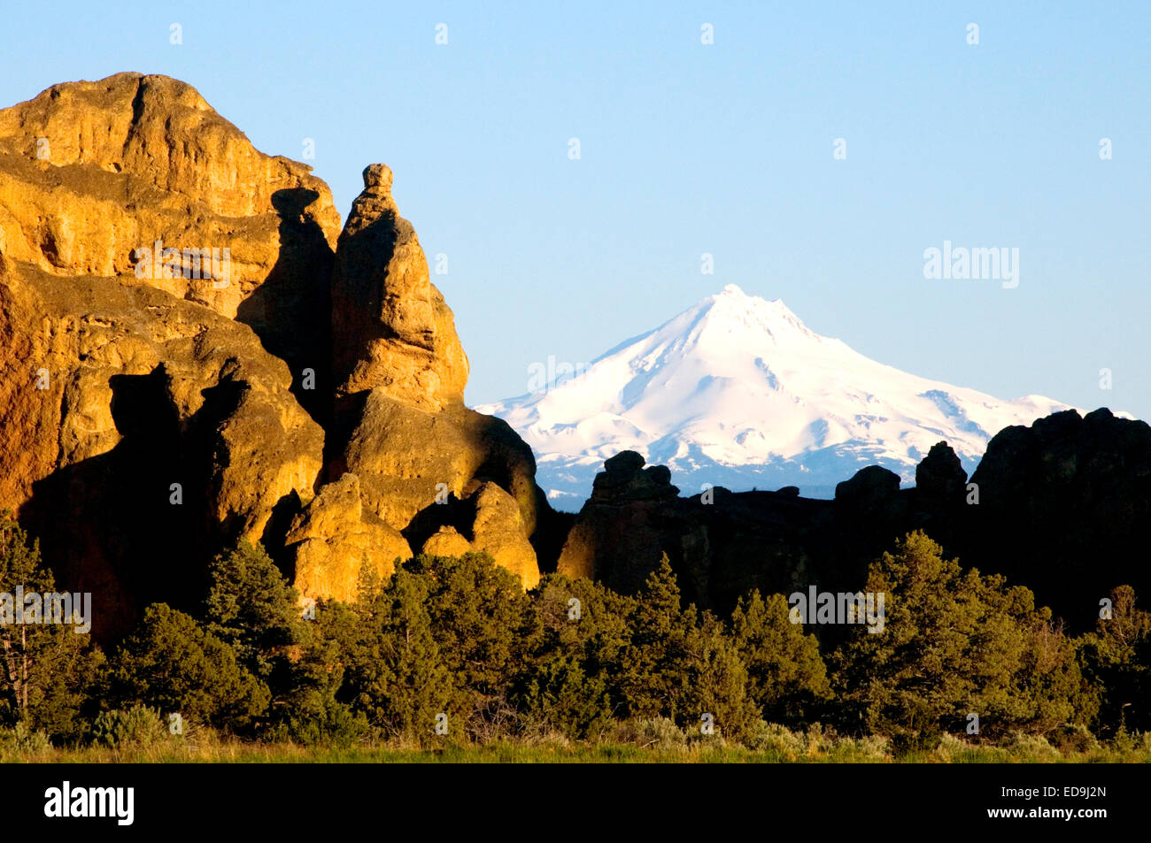 Mt Jefferson steht über den Felsen des Smith Rock State Park in Zentral-Oregon Stockfoto