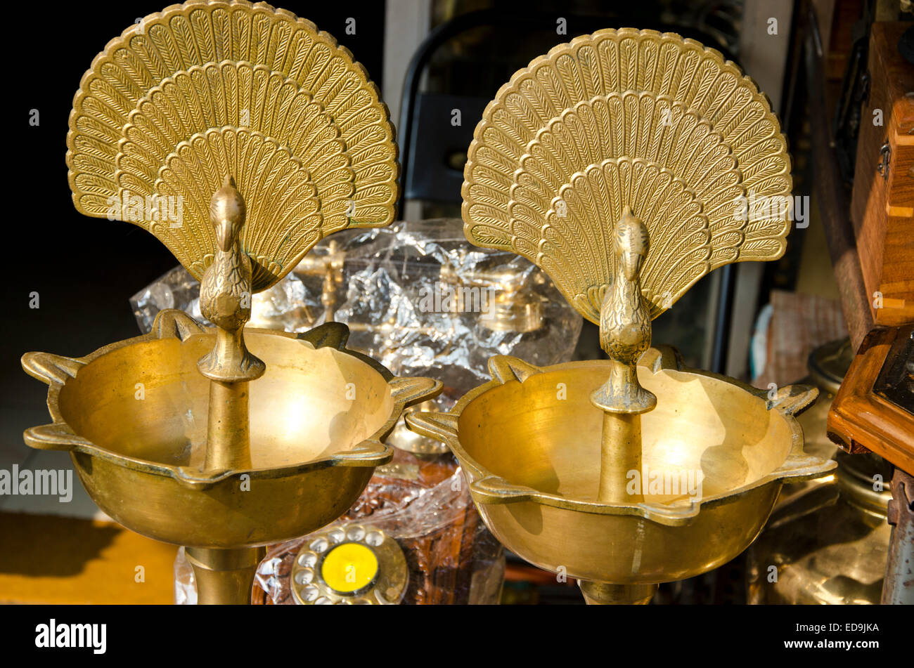 alte dekorative goldene Pfau in Mumbai Antiquariat Stockfoto