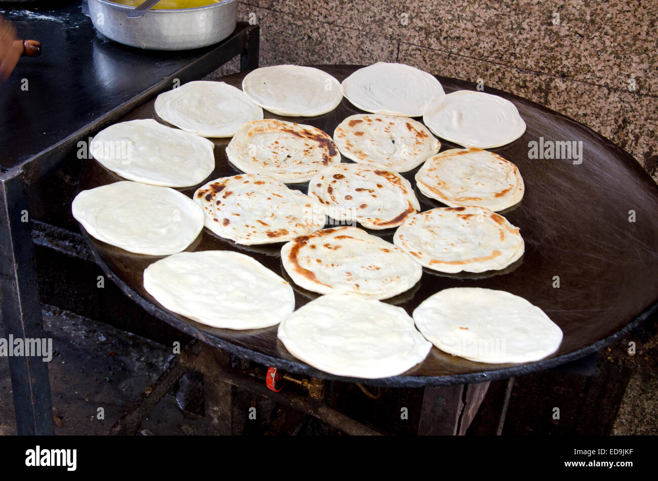 Indische Parrotha Brot Kochen auf der Herdplatte im Marktplatz Stockfoto