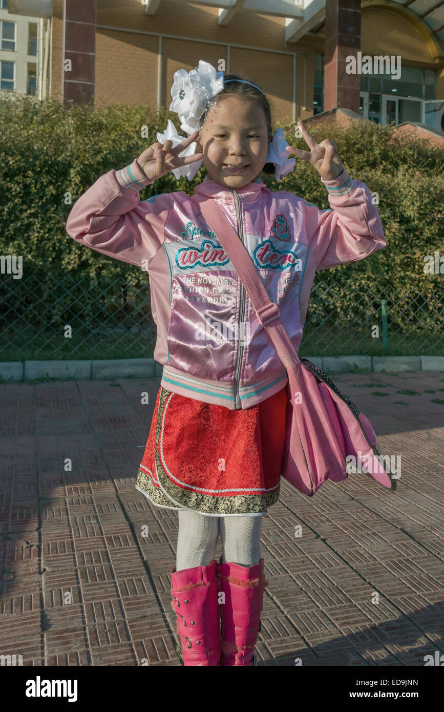 Kleines Mädchen in ihrem Party-Kleidung, Ulan Bator, Mongolei Stockfoto