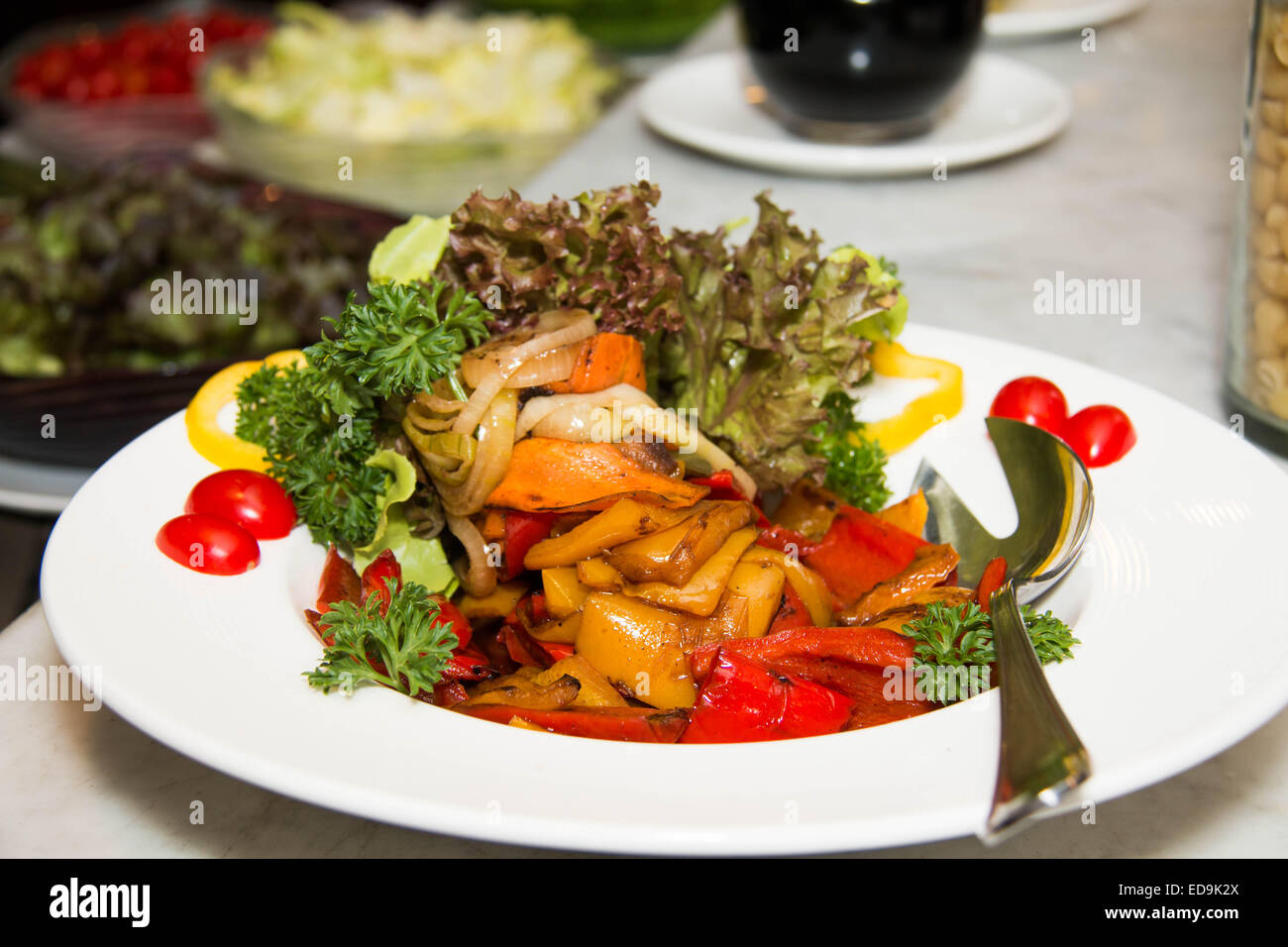 gemischte gegrillte Sorten von Salat Gemüse kochen Stockfoto