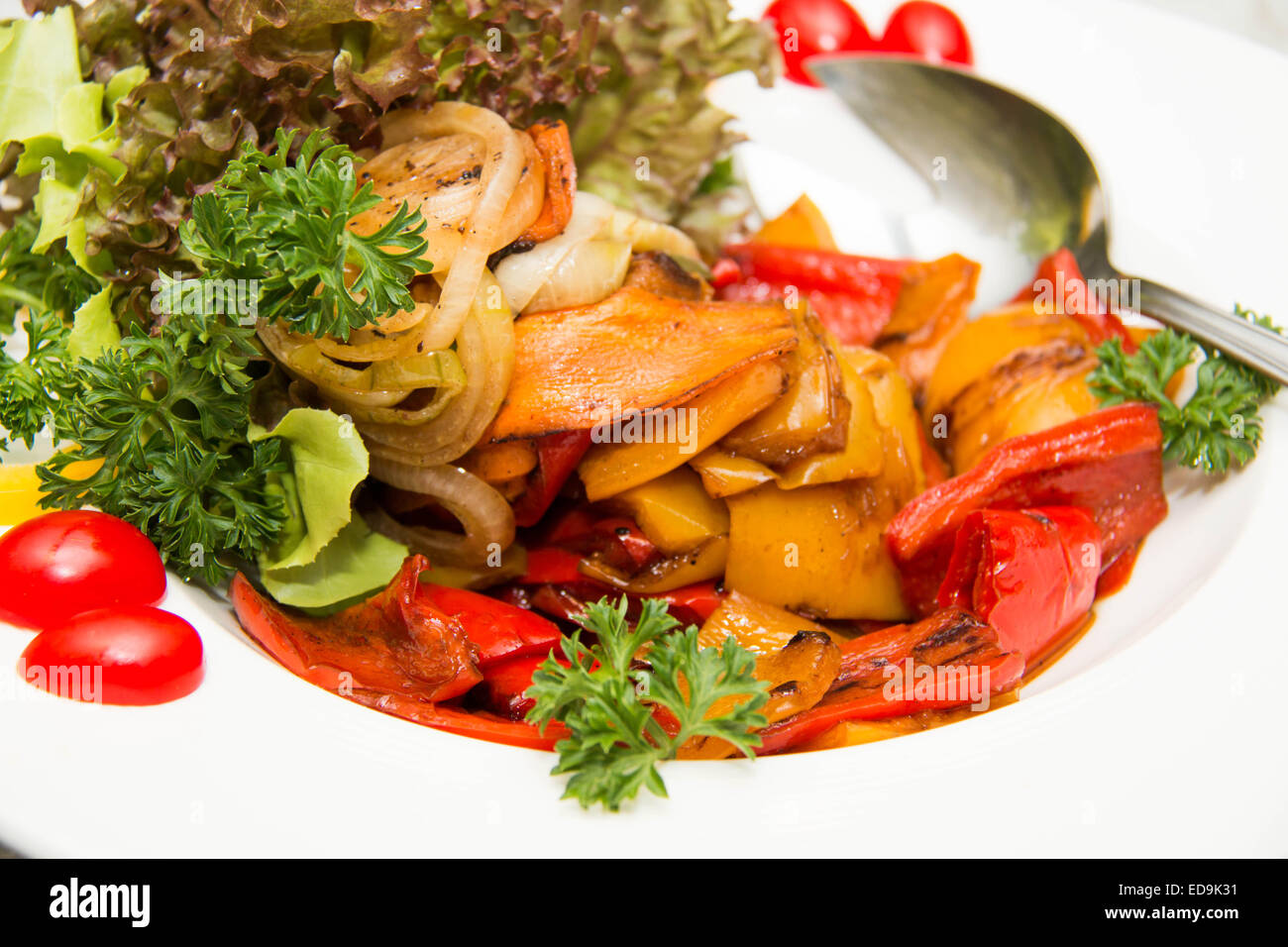 gemischte gegrillte Sorten von Salat Gemüse kochen Stockfoto