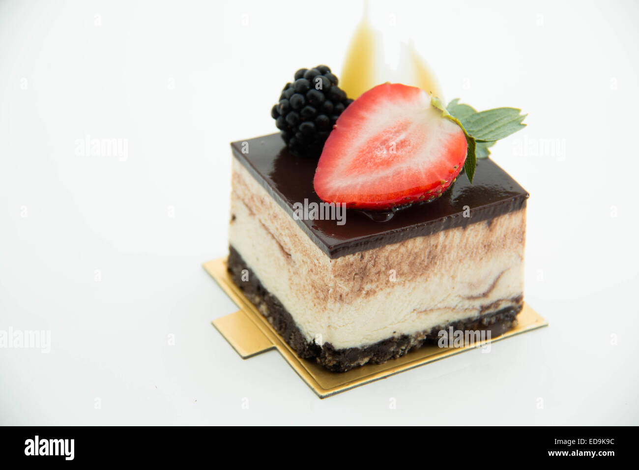 quadratischen Kuchen Stücke von Schokolade und frischen Früchten Stockfoto