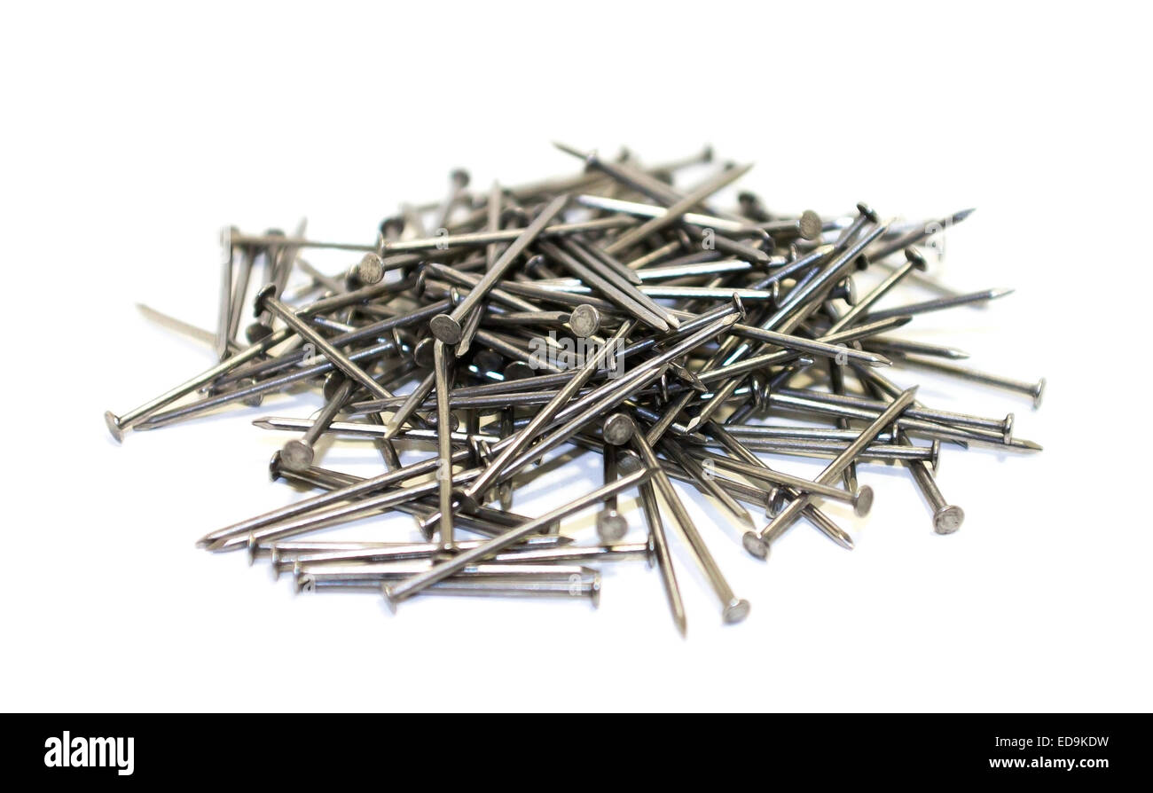 Haufen von Eisernen Nägeln auf einem weißen Hintergrund isoliert Stockfoto