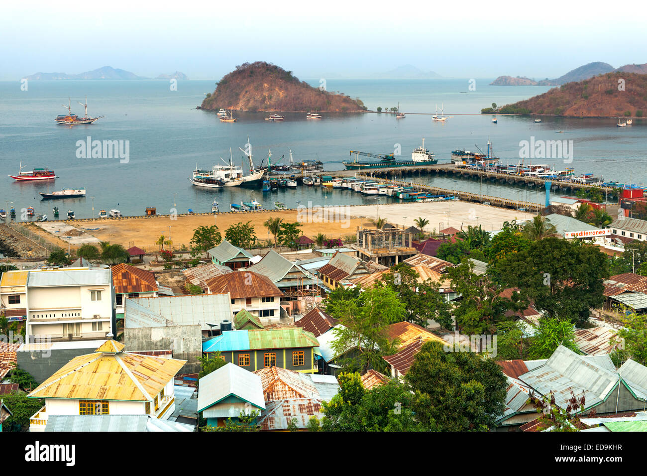 Die Stadt und Hafen von Labuan Bajo auf der Insel Flores in East Nusa Tenggara, Indonesien. Stockfoto