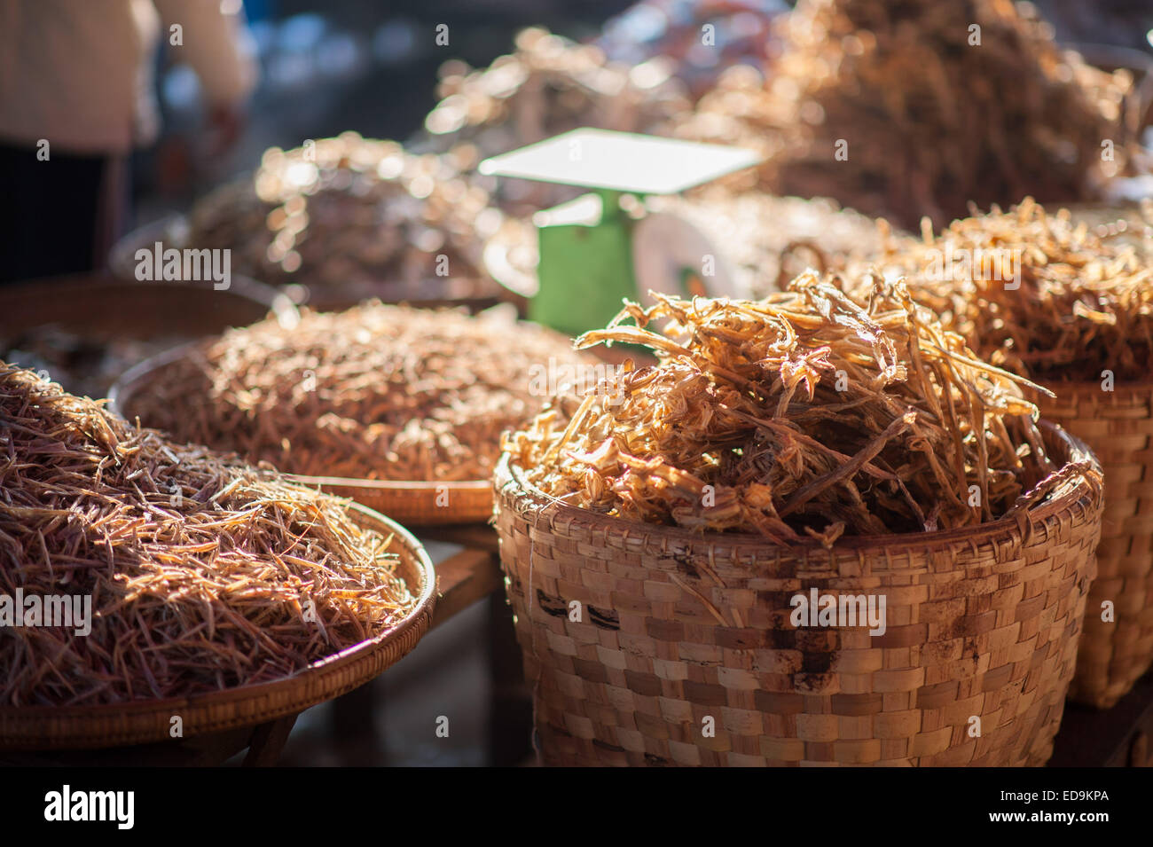 Getrocknete Lebensmittel in Körben auf Thiri Mingalar Zay Markt Loikaw, Myanmar Stockfoto