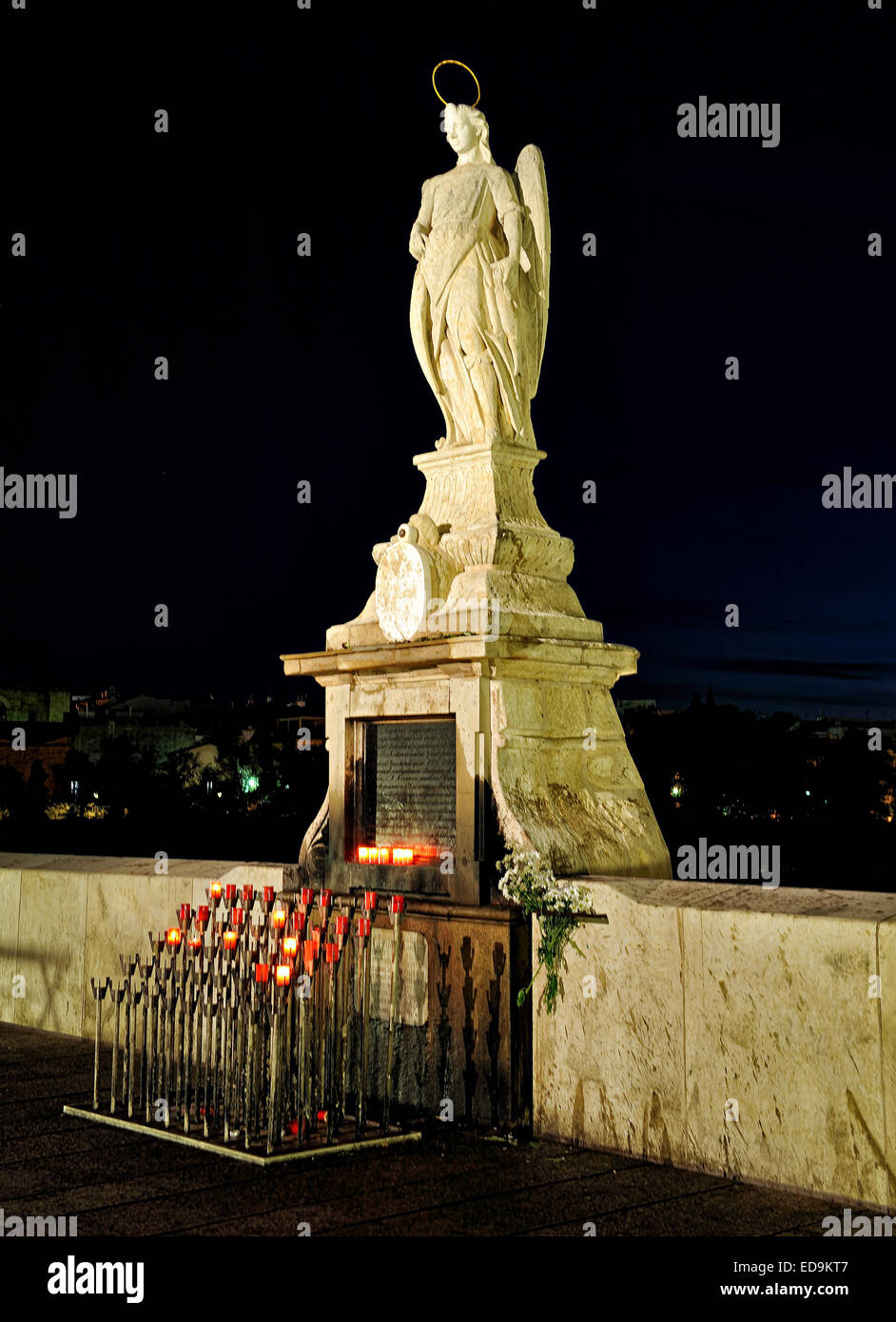night view of the sculpture depicting St. Raphael (XVII century) at  Romano Bridge, Cordoba, Spain Stockfoto