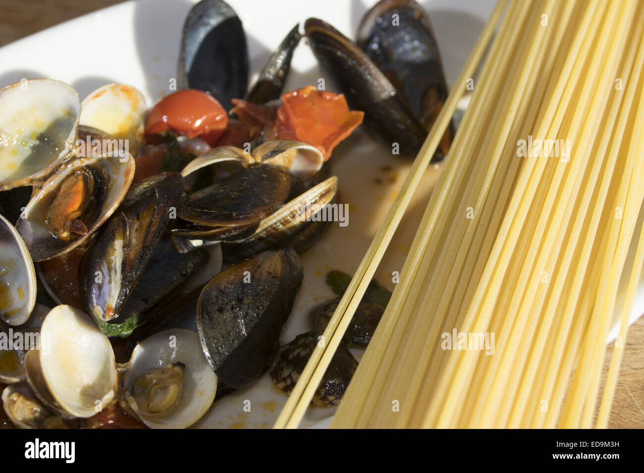 typische und traditionelle mediterrane Gericht aus Fisch: Spaghetti mit ...