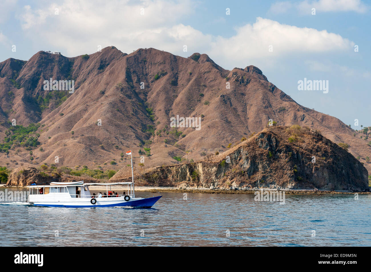 Ausflugsschiff vor der Küste von Komodo Insel, Ost-Nusa Tenggara, Indonesien. Stockfoto