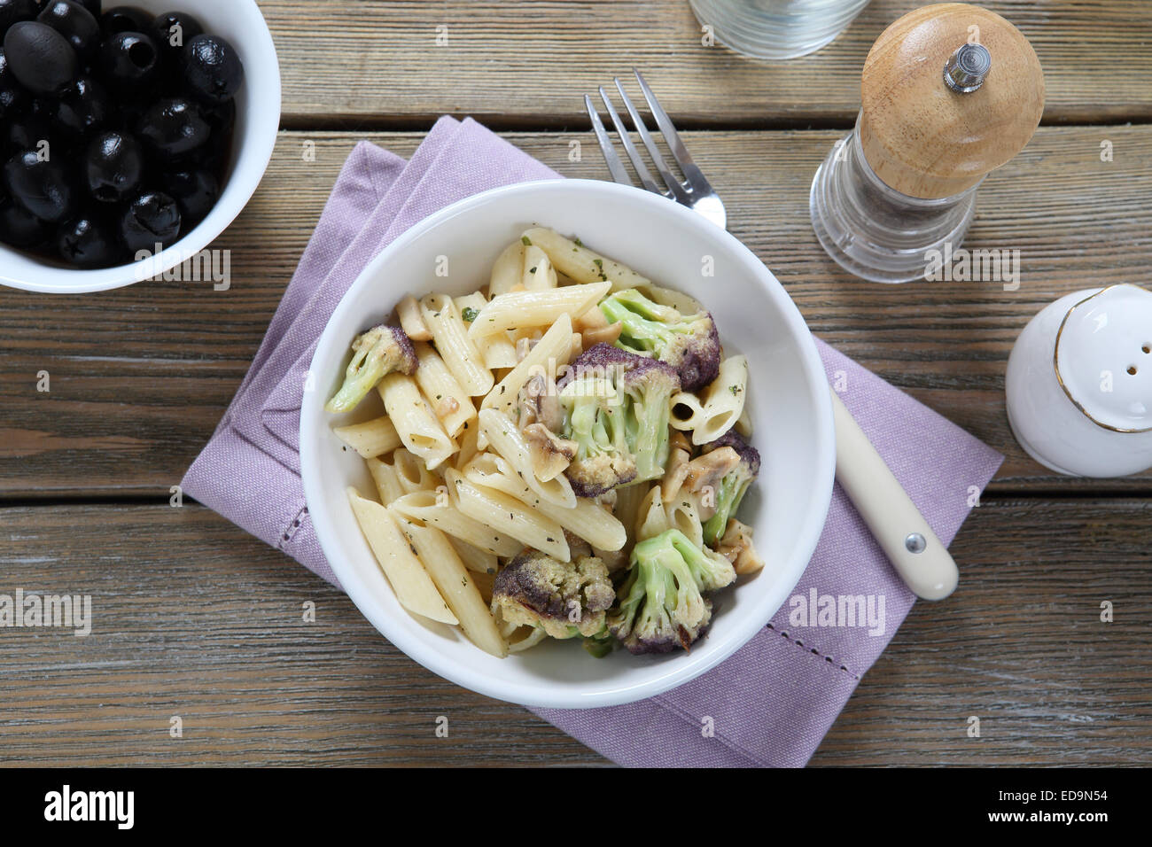 Penne mit Brokkoli und Oliven, Essen Stockfoto