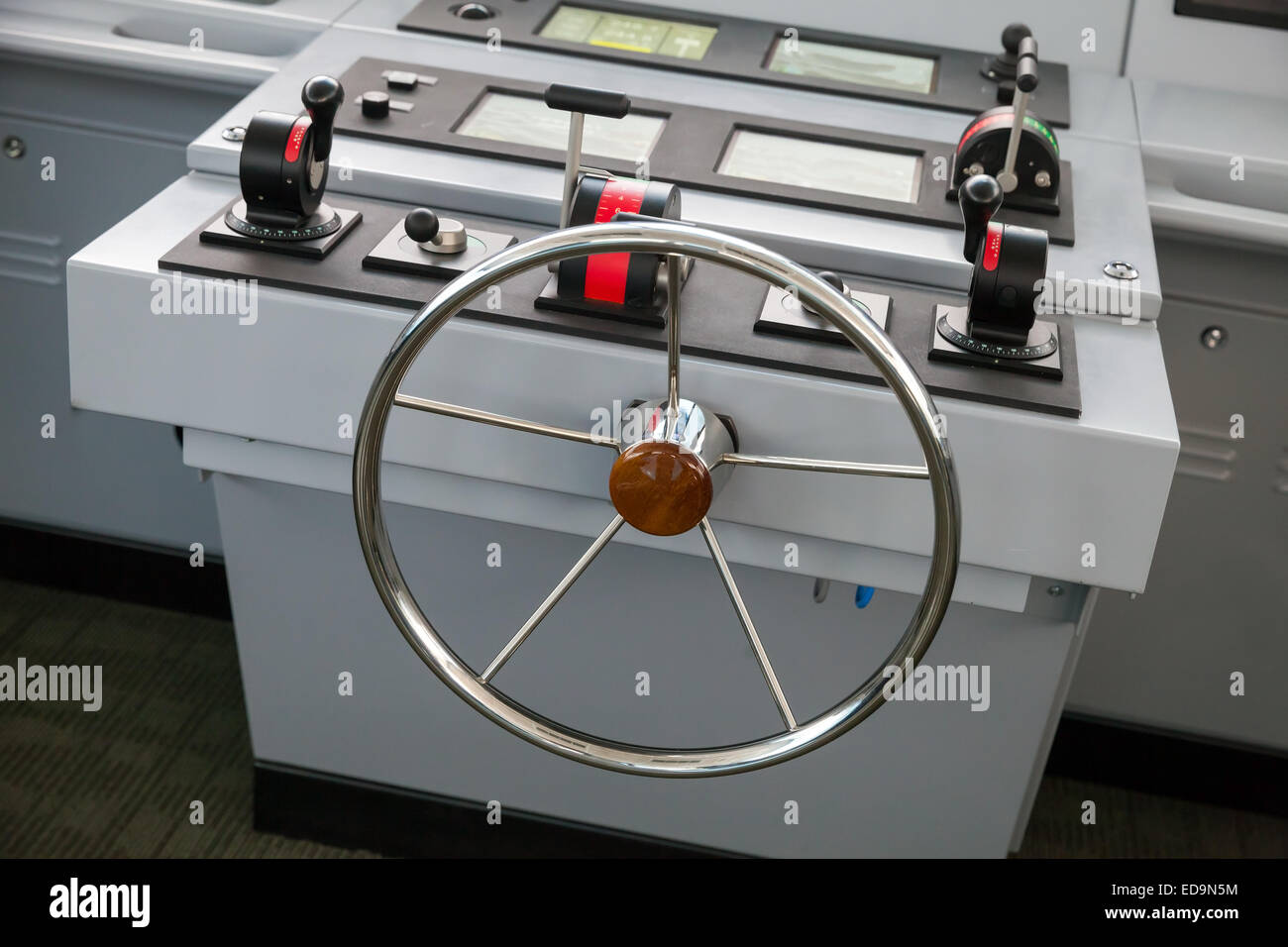 Modernes Schiff-Control-Panel mit Lenkrad und Motor-Beschleuniger, Kapitäne Brücke Stockfoto