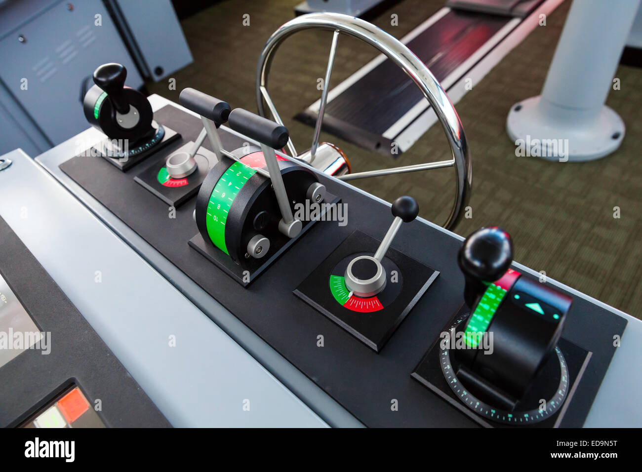 Modernes Schiff-Control-Panel auf der Brücke der Kapitäne ...