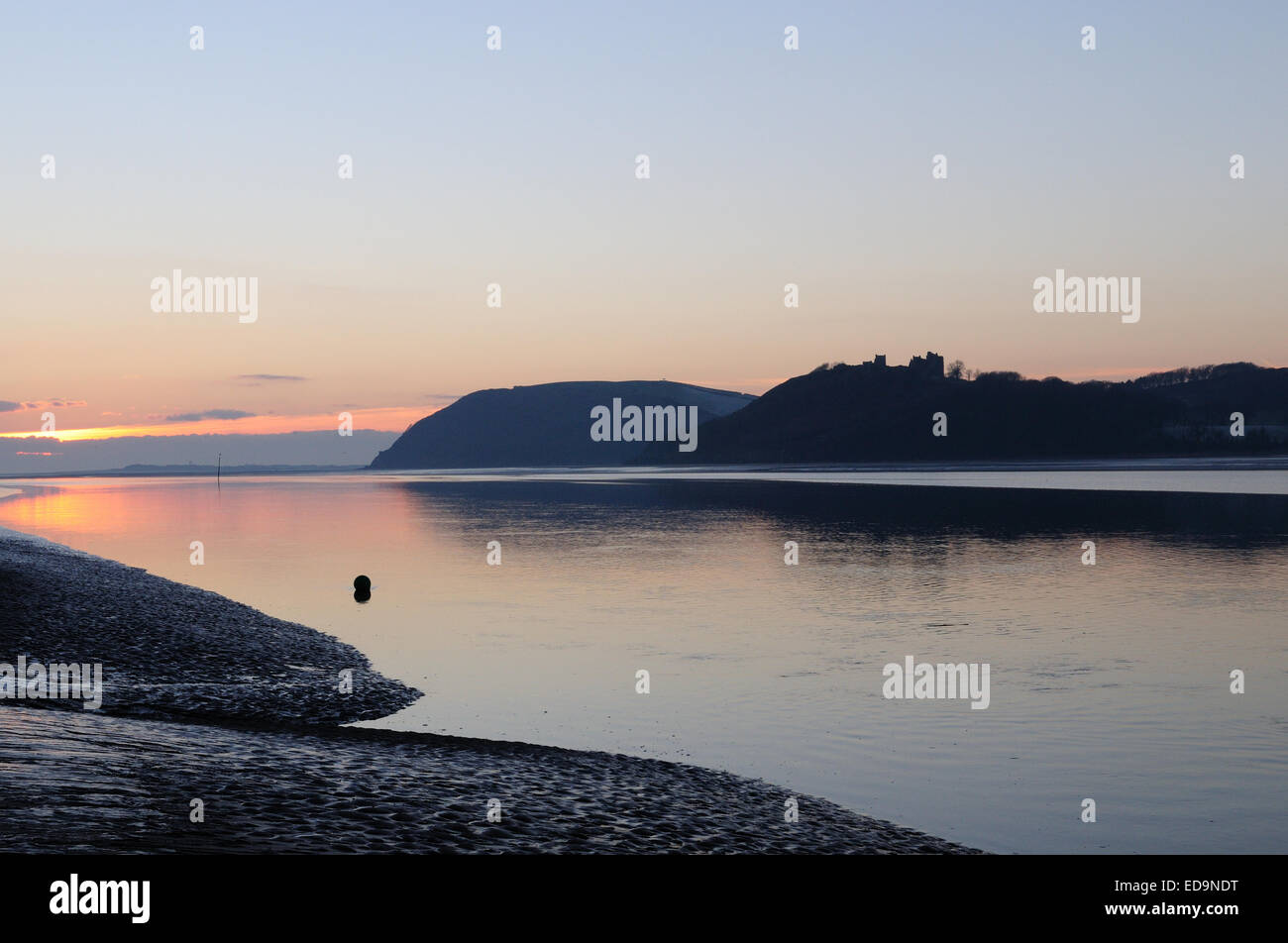 Abendrot über Towy Mündung bei Ferryside in Richtung Llansteffan Burg Carmarthenshire Wales Cymru UK GB Stockfoto